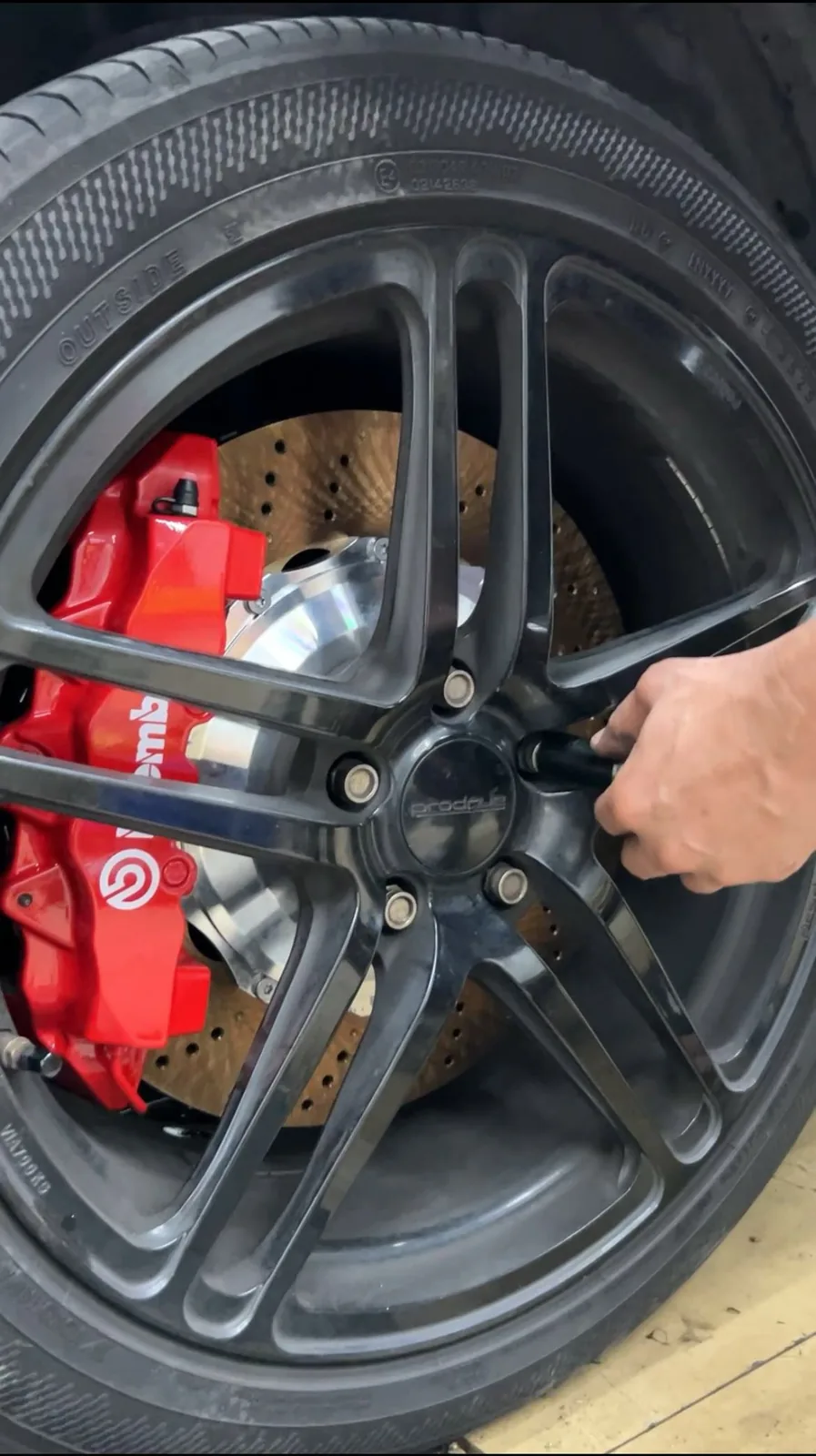 Toyota Alphard with 380mm VINIC drilled brake rotor paired with Brembo GT8 caliper