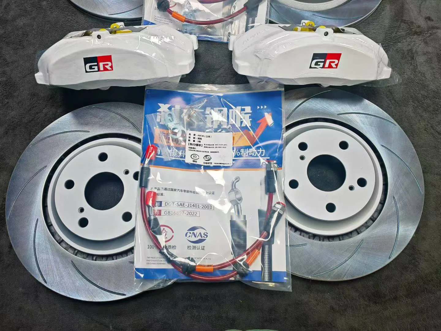 White refinished GS430 front calipers with GR logo and slotted rotors for Toyota Crown