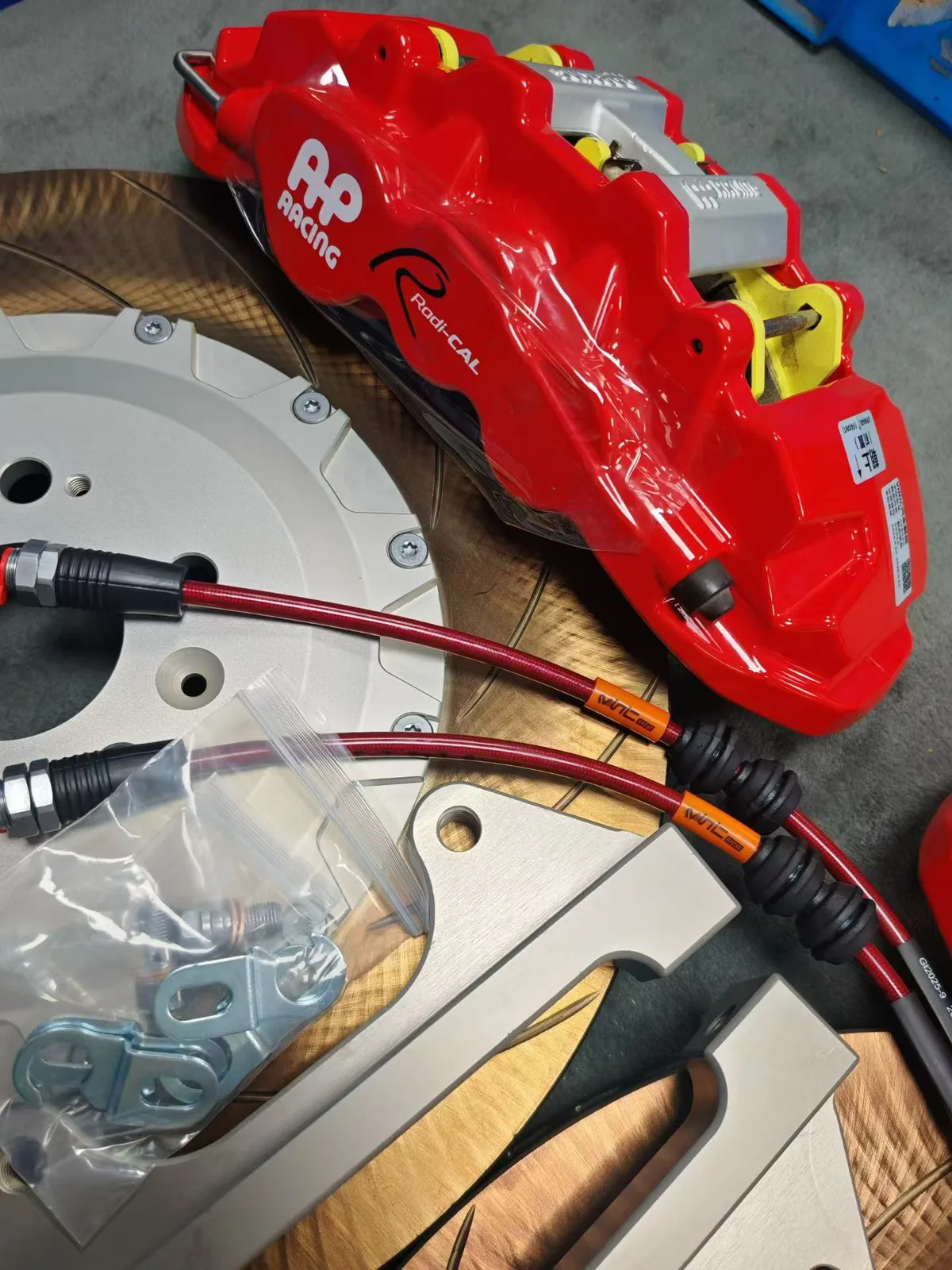 VINIC 410mm two-piece rotor kit with lines and brackets paired with AP8520 caliper for Geely Galaxy M9