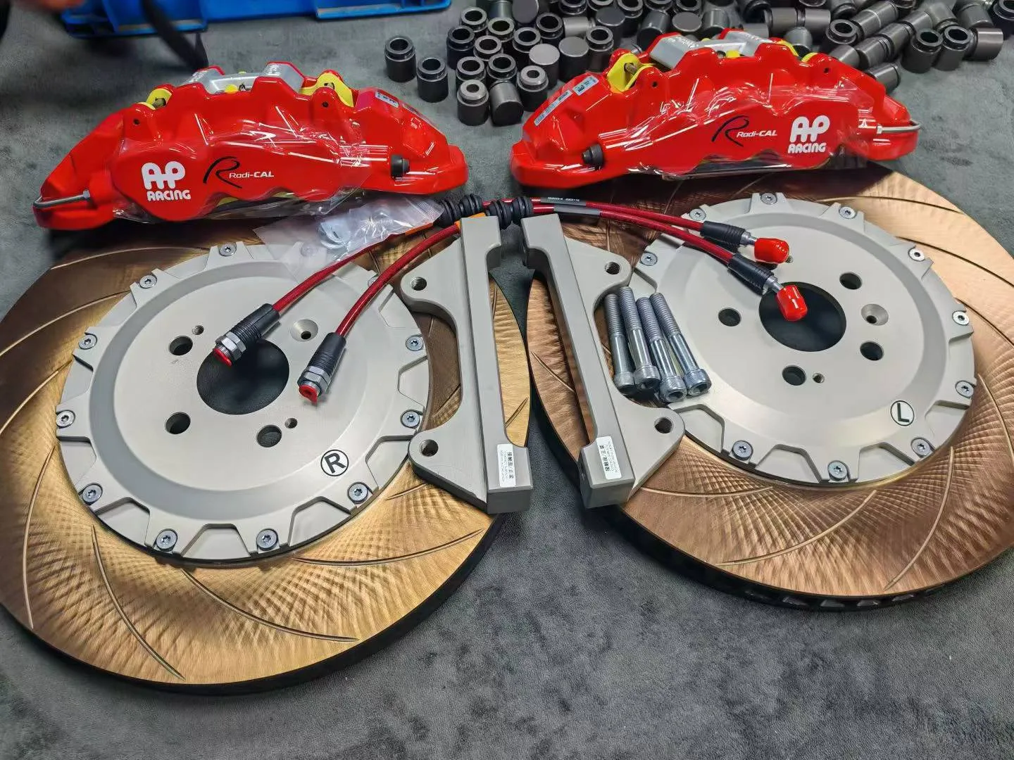 Pair of VINIC 410mm two-piece rotors paired with AP8520 6-piston calipers for Geely Galaxy M9