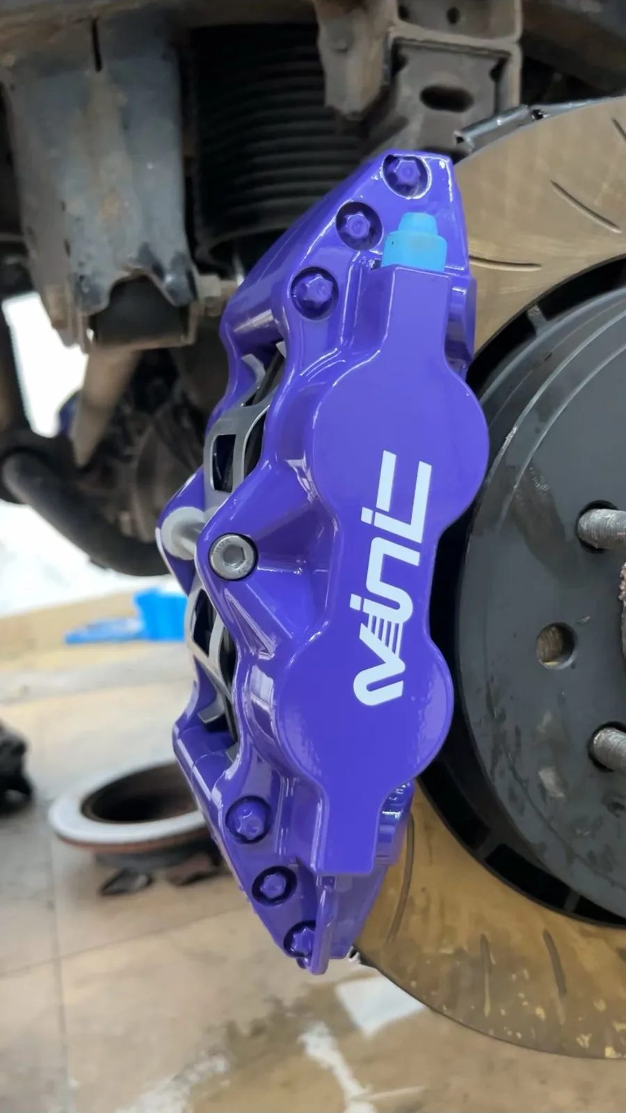 Purple VINIC 6-piston front caliper mounted on Toyota Prado LC150
