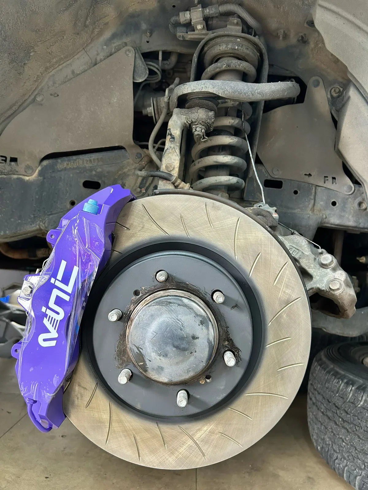 VINIC front 6-piston caliper and 345mm one-piece rotor installed on Prado LC150 hub