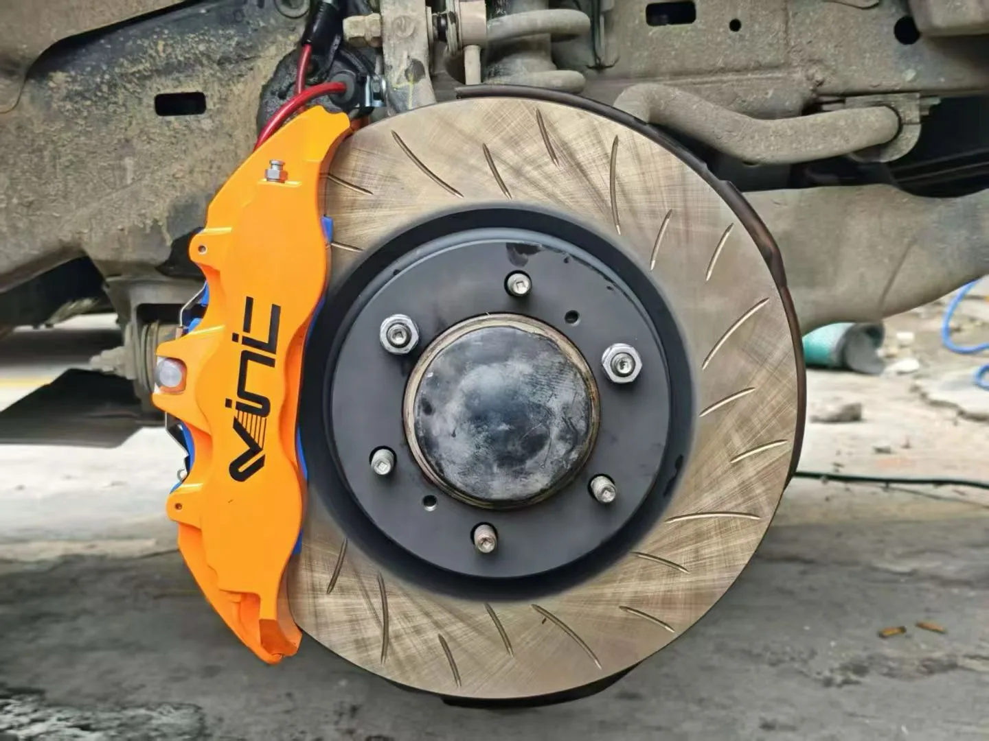 VINIC RT60 6-piston caliper and 345mm slotted one-piece rotor installed on Toyota Prado