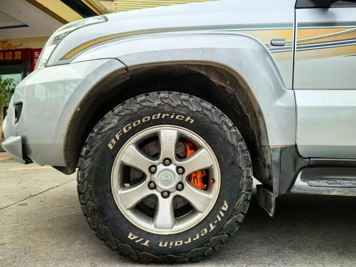 Toyota Prado front wheel with VINIC RT60-034T 345mm brake upgrade, no bracket required