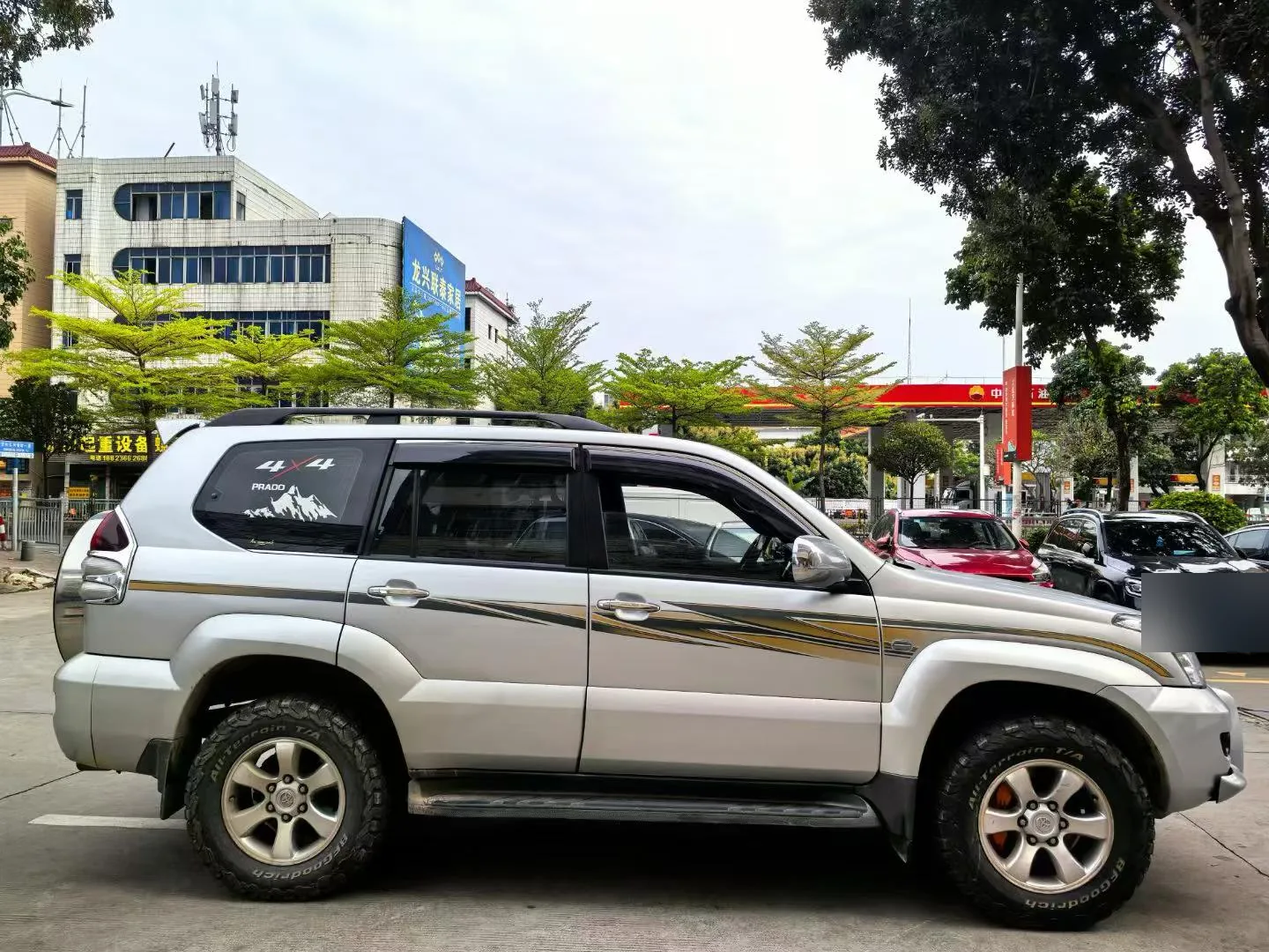 Toyota Land Cruiser Prado with VINIC RT60-034T 345mm one-piece brake rotor kit on factory 17-inch wheels