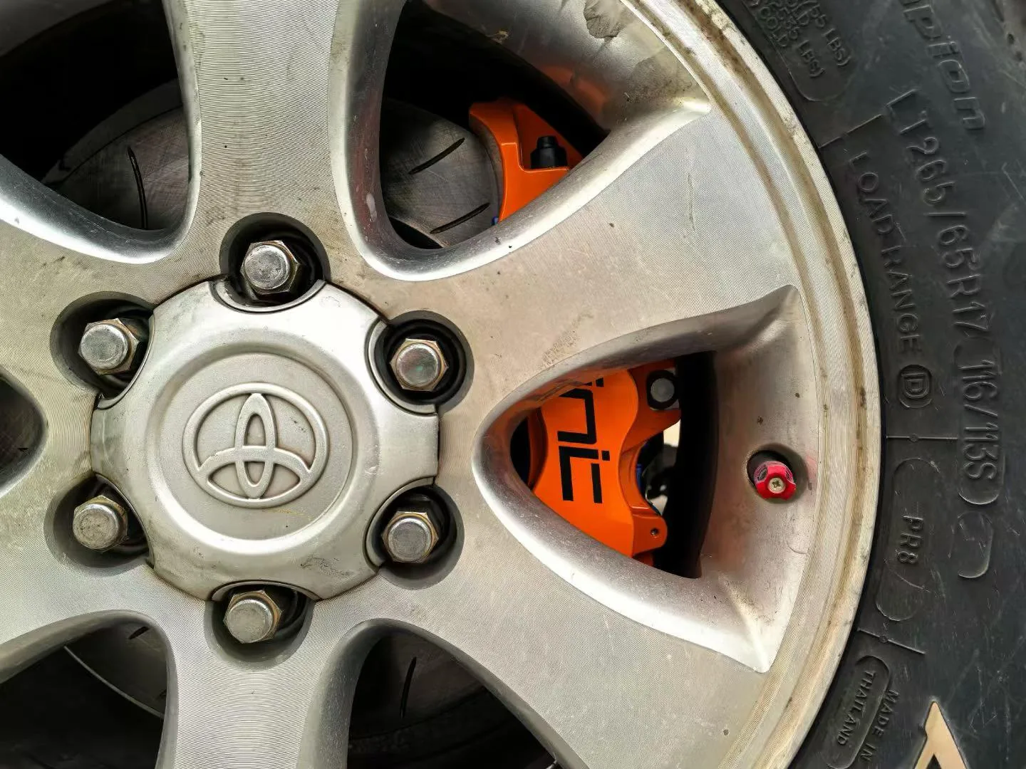 VINIC RT60 caliper visible behind factory Toyota 17-inch wheel on Land Cruiser Prado
