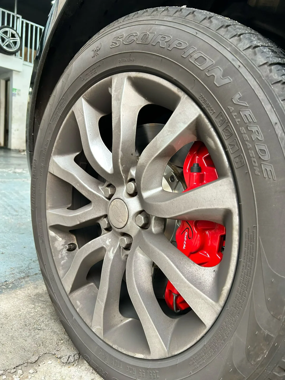 VINIC 390x36mm brake kit paired with AP8520 caliper behind Range Rover wheel