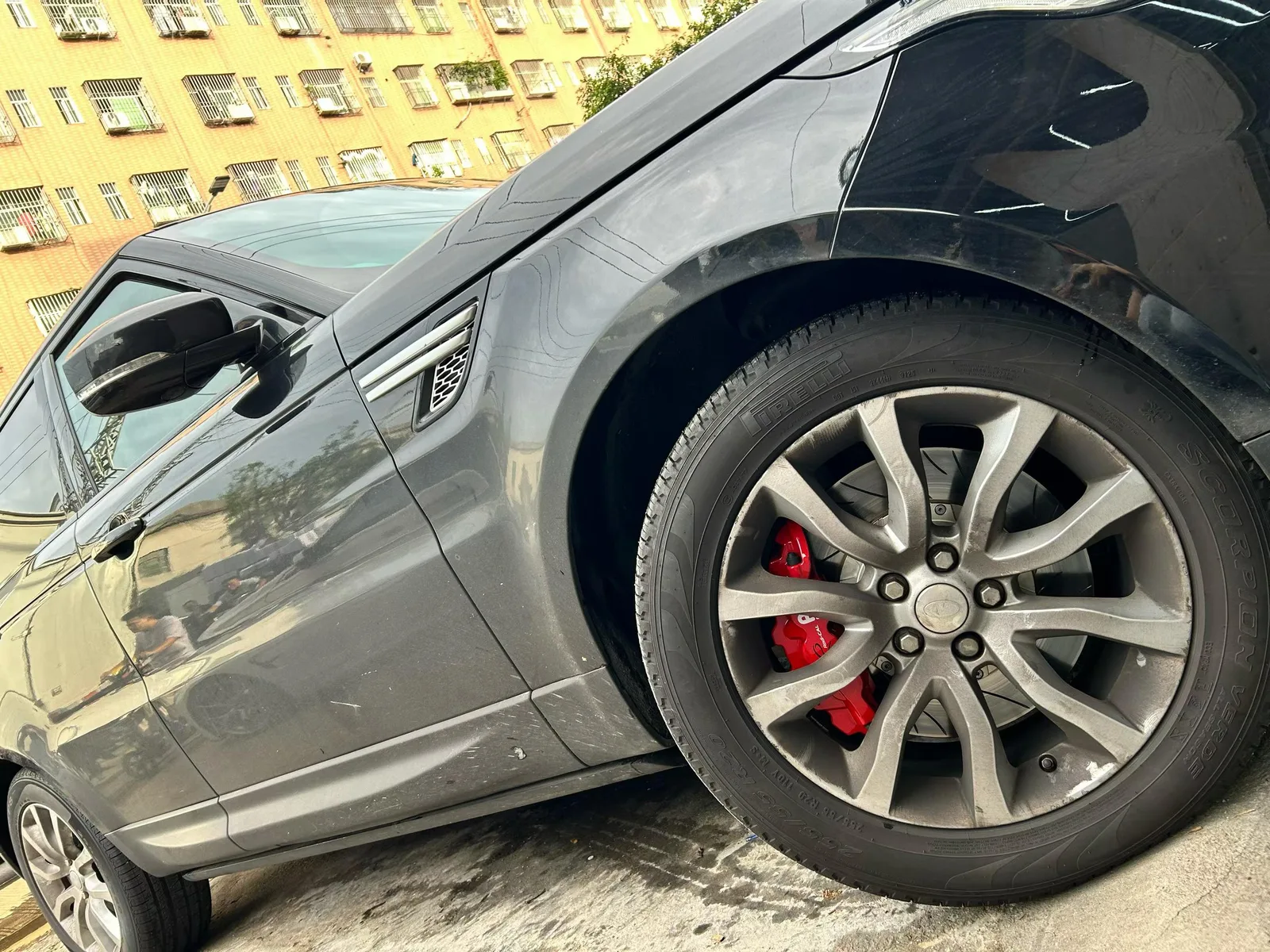 Range Rover side profile with VINIC 390x36mm big brake kit installed