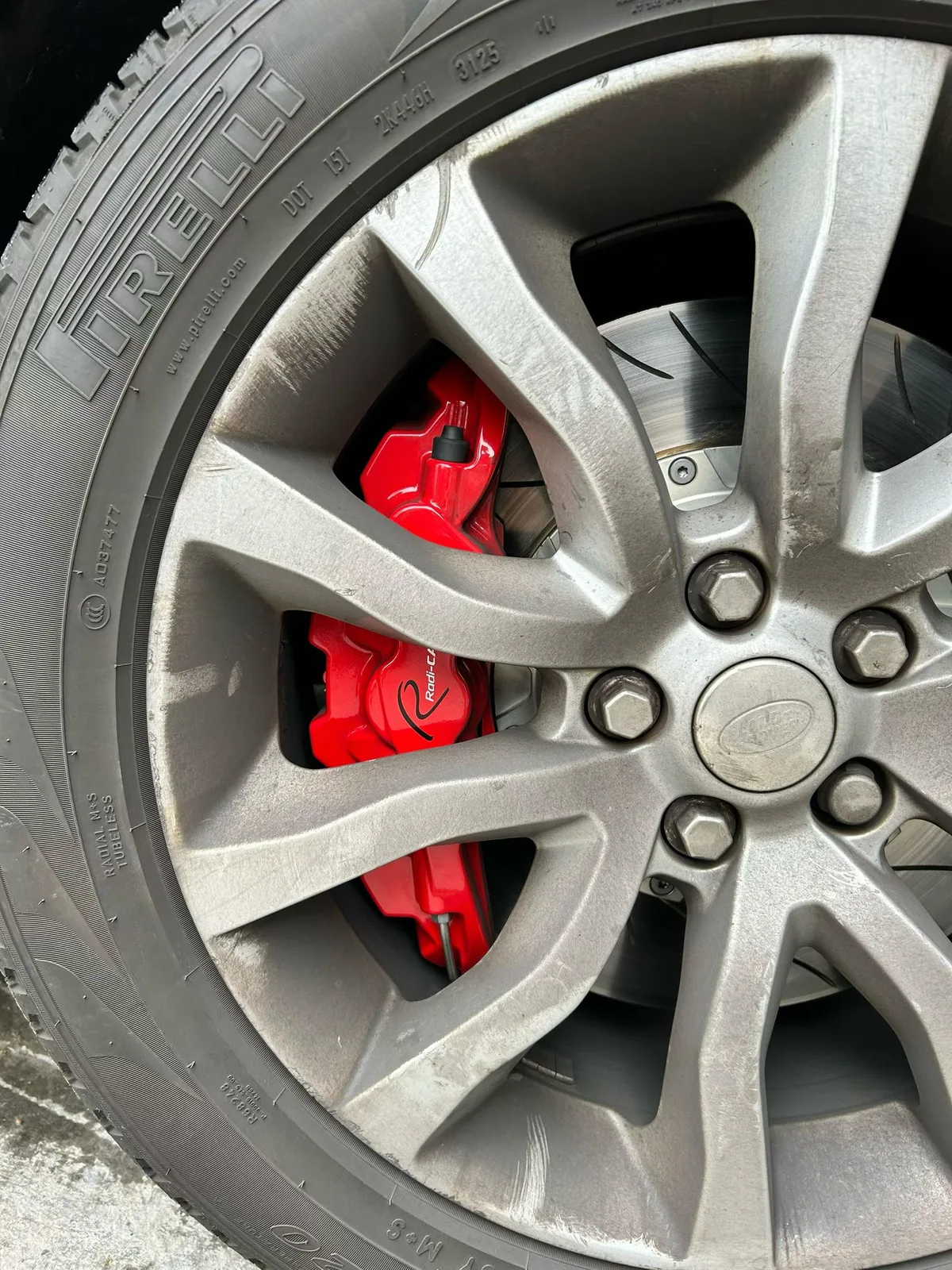 Range Rover factory 20-inch wheel with red 6-piston caliper and VINIC 390x36mm rotor