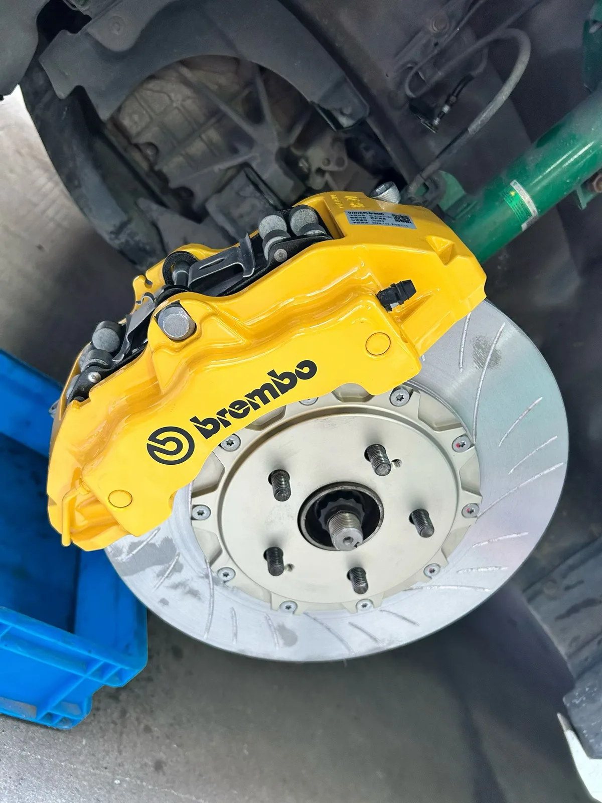 VINIC 355x34mm rotor paired with yellow Brembo 18Z caliper on Toyota Sienna