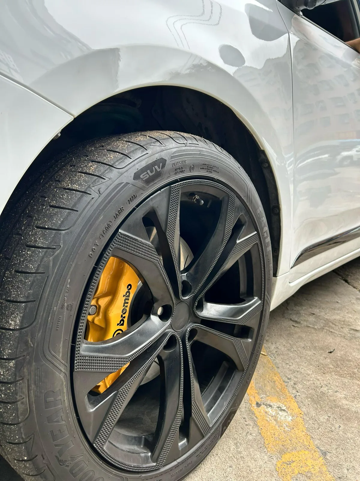 Toyota Sienna rear quarter with big brake upgrade, 245/45 R20 tires