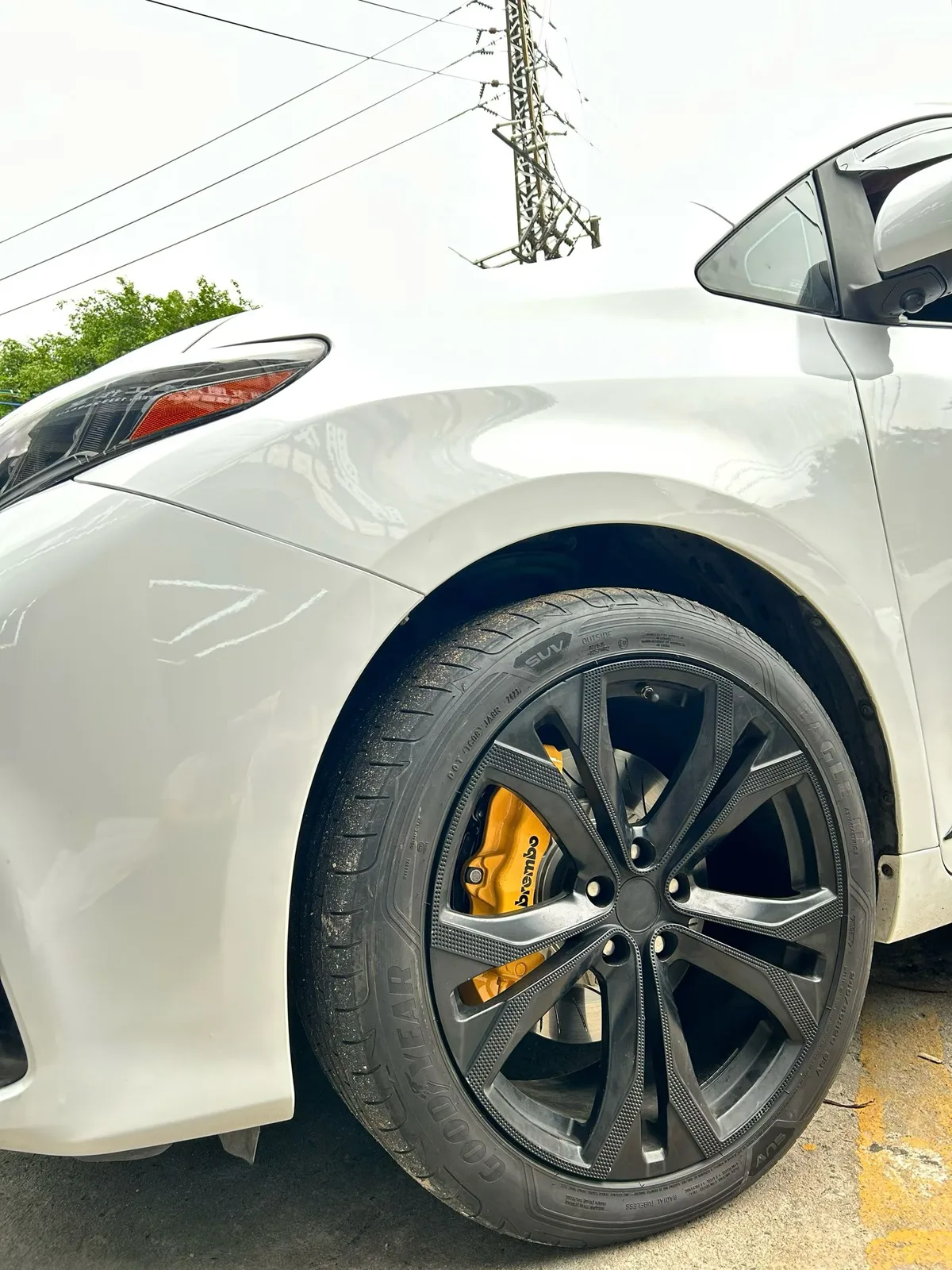 Toyota Sienna 20-inch wheel turned showing 355mm rotor paired with Brembo 18Z caliper