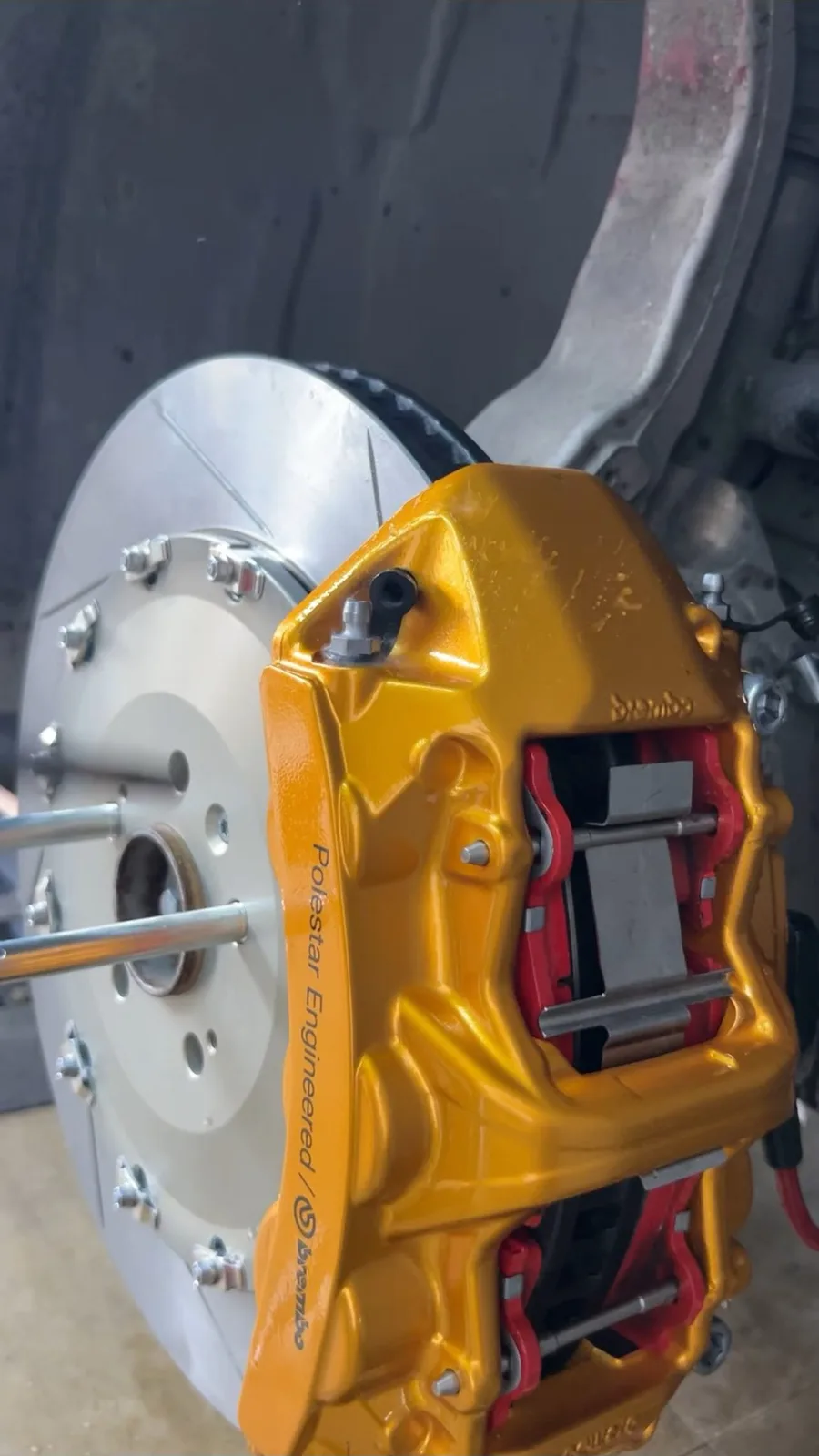 405mm two-piece rotor with gold 6-piston caliper on Volvo XC90