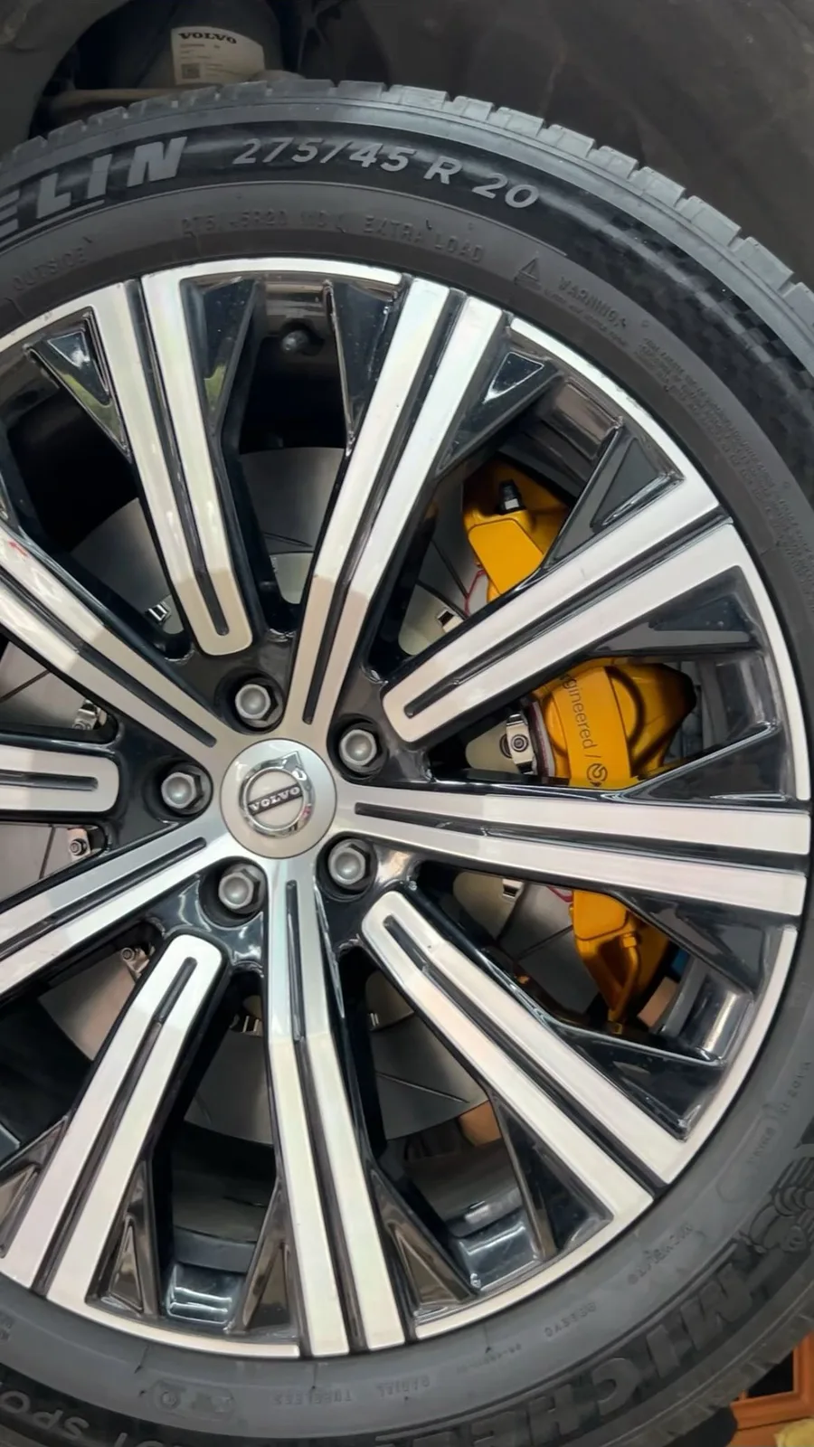 Volvo XC90 factory wheel with gold 6-piston caliper and 405mm rotor behind spokes